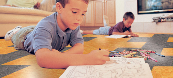 Pflegelichter Fußboden für das Kinderzimmer aus Linoleum